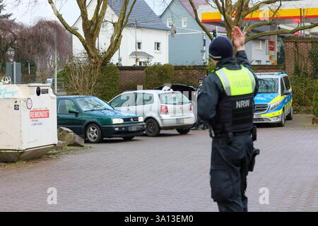 Große Kontrollaktion gegen Straßenkriminalität und Messergewalt in Solingen IM Stadtgebiet Solingen führte die Solinger Polizei ab Freitagmittag 28.02.2025 umfangreiche Kontrollmaßnahmen an verschiedenen Stellen durch. Die größte Kontrollstelle richteten die Beamten direkt zu Beginn der mehrstündigen Aktion an der Neuenkamper Straße B229 ein und zogen dutzende Fahrzeuge unterhalb des Peter-Höfer-Platzes auf einem Parkplatz raus und führten Kontrollen durch. Nach Angaben von Polizeisprecher Andreas Reuter drehten sich die Kontrollen rund um das Thema Straßenkriminalität, Messergewalt und sonst Foto Stock