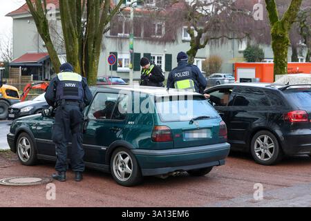 Große Kontrollaktion gegen Straßenkriminalität und Messergewalt in Solingen IM Stadtgebiet Solingen führte die Solinger Polizei ab Freitagmittag 28.02.2025 umfangreiche Kontrollmaßnahmen an verschiedenen Stellen durch. Die größte Kontrollstelle richteten die Beamten direkt zu Beginn der mehrstündigen Aktion an der Neuenkamper Straße B229 ein und zogen dutzende Fahrzeuge unterhalb des Peter-Höfer-Platzes auf einem Parkplatz raus und führten Kontrollen durch. Nach Angaben von Polizeisprecher Andreas Reuter drehten sich die Kontrollen rund um das Thema Straßenkriminalität, Messergewalt und sonst Foto Stock
