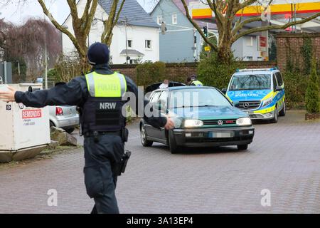 Große Kontrollaktion gegen Straßenkriminalität und Messergewalt in Solingen IM Stadtgebiet Solingen führte die Solinger Polizei ab Freitagmittag 28.02.2025 umfangreiche Kontrollmaßnahmen an verschiedenen Stellen durch. Die größte Kontrollstelle richteten die Beamten direkt zu Beginn der mehrstündigen Aktion an der Neuenkamper Straße B229 ein und zogen dutzende Fahrzeuge unterhalb des Peter-Höfer-Platzes auf einem Parkplatz raus und führten Kontrollen durch. Nach Angaben von Polizeisprecher Andreas Reuter drehten sich die Kontrollen rund um das Thema Straßenkriminalität, Messergewalt und sonst Foto Stock