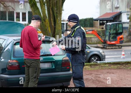 Große Kontrollaktion gegen Straßenkriminalität und Messergewalt in Solingen IM Stadtgebiet Solingen führte die Solinger Polizei ab Freitagmittag 28.02.2025 umfangreiche Kontrollmaßnahmen an verschiedenen Stellen durch. Die größte Kontrollstelle richteten die Beamten direkt zu Beginn der mehrstündigen Aktion an der Neuenkamper Straße B229 ein und zogen dutzende Fahrzeuge unterhalb des Peter-Höfer-Platzes auf einem Parkplatz raus und führten Kontrollen durch. Nach Angaben von Polizeisprecher Andreas Reuter drehten sich die Kontrollen rund um das Thema Straßenkriminalität, Messergewalt und sonst Foto Stock