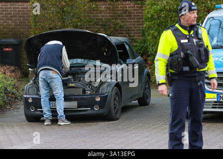 Große Kontrollaktion gegen Straßenkriminalität und Messergewalt in Solingen IM Stadtgebiet Solingen führte die Solinger Polizei ab Freitagmittag 28.02.2025 umfangreiche Kontrollmaßnahmen an verschiedenen Stellen durch. Die größte Kontrollstelle richteten die Beamten direkt zu Beginn der mehrstündigen Aktion an der Neuenkamper Straße B229 ein und zogen dutzende Fahrzeuge unterhalb des Peter-Höfer-Platzes auf einem Parkplatz raus und führten Kontrollen durch. Nach Angaben von Polizeisprecher Andreas Reuter drehten sich die Kontrollen rund um das Thema Straßenkriminalität, Messergewalt und sonst Foto Stock