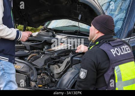 Große Kontrollaktion gegen Straßenkriminalität und Messergewalt in Solingen IM Stadtgebiet Solingen führte die Solinger Polizei ab Freitagmittag 28.02.2025 umfangreiche Kontrollmaßnahmen an verschiedenen Stellen durch. Die größte Kontrollstelle richteten die Beamten direkt zu Beginn der mehrstündigen Aktion an der Neuenkamper Straße B229 ein und zogen dutzende Fahrzeuge unterhalb des Peter-Höfer-Platzes auf einem Parkplatz raus und führten Kontrollen durch. Nach Angaben von Polizeisprecher Andreas Reuter drehten sich die Kontrollen rund um das Thema Straßenkriminalität, Messergewalt und sonst Foto Stock