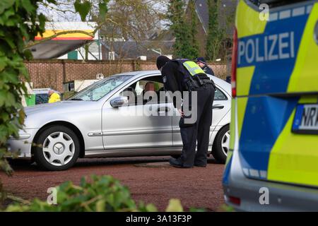 Große Kontrollaktion gegen Straßenkriminalität und Messergewalt in Solingen IM Stadtgebiet Solingen führte die Solinger Polizei ab Freitagmittag 28.02.2025 umfangreiche Kontrollmaßnahmen an verschiedenen Stellen durch. Die größte Kontrollstelle richteten die Beamten direkt zu Beginn der mehrstündigen Aktion an der Neuenkamper Straße B229 ein und zogen dutzende Fahrzeuge unterhalb des Peter-Höfer-Platzes auf einem Parkplatz raus und führten Kontrollen durch. Nach Angaben von Polizeisprecher Andreas Reuter drehten sich die Kontrollen rund um das Thema Straßenkriminalität, Messergewalt und sonst Foto Stock