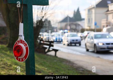 Große Kontrollaktion gegen Straßenkriminalität und Messergewalt in Solingen IM Stadtgebiet Solingen führte die Solinger Polizei ab Freitagmittag 28.02.2025 umfangreiche Kontrollmaßnahmen an verschiedenen Stellen durch. Die größte Kontrollstelle richteten die Beamten direkt zu Beginn der mehrstündigen Aktion an der Neuenkamper Straße B229 ein und zogen dutzende Fahrzeuge unterhalb des Peter-Höfer-Platzes auf einem Parkplatz raus und führten Kontrollen durch. Nach Angaben von Polizeisprecher Andreas Reuter drehten sich die Kontrollen rund um das Thema Straßenkriminalität, Messergewalt und sonst Foto Stock