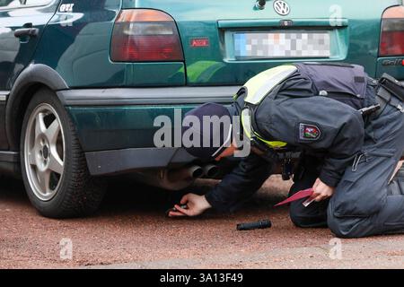 Große Kontrollaktion gegen Straßenkriminalität und Messergewalt in Solingen IM Stadtgebiet Solingen führte die Solinger Polizei ab Freitagmittag 28.02.2025 umfangreiche Kontrollmaßnahmen an verschiedenen Stellen durch. Die größte Kontrollstelle richteten die Beamten direkt zu Beginn der mehrstündigen Aktion an der Neuenkamper Straße B229 ein und zogen dutzende Fahrzeuge unterhalb des Peter-Höfer-Platzes auf einem Parkplatz raus und führten Kontrollen durch. Nach Angaben von Polizeisprecher Andreas Reuter drehten sich die Kontrollen rund um das Thema Straßenkriminalität, Messergewalt und sonst Foto Stock