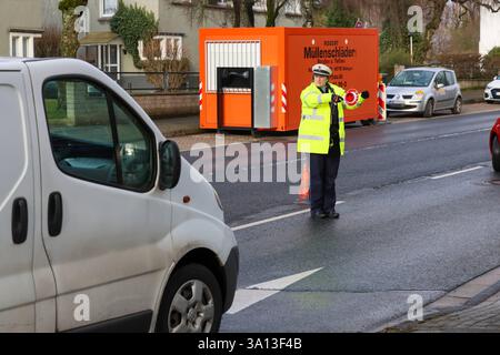 Große Kontrollaktion gegen Straßenkriminalität und Messergewalt in Solingen IM Stadtgebiet Solingen führte die Solinger Polizei ab Freitagmittag 28.02.2025 umfangreiche Kontrollmaßnahmen an verschiedenen Stellen durch. Die größte Kontrollstelle richteten die Beamten direkt zu Beginn der mehrstündigen Aktion an der Neuenkamper Straße B229 ein und zogen dutzende Fahrzeuge unterhalb des Peter-Höfer-Platzes auf einem Parkplatz raus und führten Kontrollen durch. Nach Angaben von Polizeisprecher Andreas Reuter drehten sich die Kontrollen rund um das Thema Straßenkriminalität, Messergewalt und sonst Foto Stock