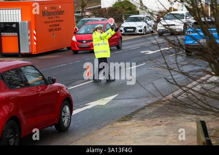 Große Kontrollaktion gegen Straßenkriminalität und Messergewalt in Solingen IM Stadtgebiet Solingen führte die Solinger Polizei ab Freitagmittag 28.02.2025 umfangreiche Kontrollmaßnahmen an verschiedenen Stellen durch. Die größte Kontrollstelle richteten die Beamten direkt zu Beginn der mehrstündigen Aktion an der Neuenkamper Straße B229 ein und zogen dutzende Fahrzeuge unterhalb des Peter-Höfer-Platzes auf einem Parkplatz raus und führten Kontrollen durch. Nach Angaben von Polizeisprecher Andreas Reuter drehten sich die Kontrollen rund um das Thema Straßenkriminalität, Messergewalt und sonst Foto Stock