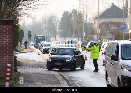 Große Kontrollaktion gegen Straßenkriminalität und Messergewalt in Solingen IM Stadtgebiet Solingen führte die Solinger Polizei ab Freitagmittag 28.02.2025 umfangreiche Kontrollmaßnahmen an verschiedenen Stellen durch. Die größte Kontrollstelle richteten die Beamten direkt zu Beginn der mehrstündigen Aktion an der Neuenkamper Straße B229 ein und zogen dutzende Fahrzeuge unterhalb des Peter-Höfer-Platzes auf einem Parkplatz raus und führten Kontrollen durch. Nach Angaben von Polizeisprecher Andreas Reuter drehten sich die Kontrollen rund um das Thema Straßenkriminalität, Messergewalt und sonst Foto Stock