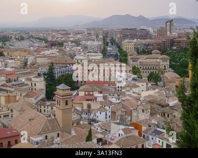 Vista panoramica di Un paesaggio urbano mediterraneo con tetti e montagne lontane Foto Stock