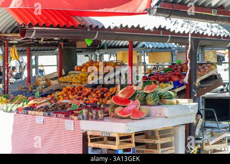 Lubiana, Slovenia. Assortimento di fragole, mirtilli, more, lamponi e ribes rosso al Ljubljana Central Maket in Slovenia Foto Stock
