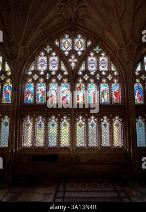 Una vetrata ad arco nel chiostro della Cattedrale di Gloucester. I chiostri sono stati utilizzati come location per le riprese dei film di Harry Potter Foto Stock