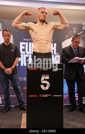 Maldron Hotel Brighton City Centre, 31 Cannon PL, Brighton and Hove, Brighton. Questa immagine raffigura Ben Andrews al giorno di pesatura per il Ben Andrews vs Navid Iran come parte della undercard per la partita di pugilato Harlem Eubank vs Tyrone McKenna di venerdì 7 marzo al Brighton Centre. . David Smith/Alamy 6 marzo 2025 Foto Stock
