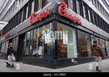 STATI UNITI. 4 marzo 2025. Chick-Fil-Un negozio nel centro di Manhattan. (Foto di Erik McGregor/Sipa USA) credito: SIPA USA/Alamy Live News Foto Stock