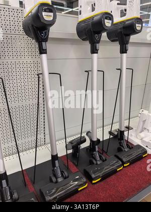 Bobruisk, Bielorussia - 22 febbraio 2025: Eleganti dispositivi di pulizia si trovano in un negozio al dettaglio, che mostrano il loro design e la loro funzionalità moderni. Foto Stock