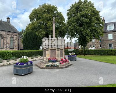 Splendida cittadina scozzese delle Highland di Aberlour a Speyside in Scozia. Antichi edifici in pietra e viste del villaggio. Attrazione turistica scozzese Foto Stock