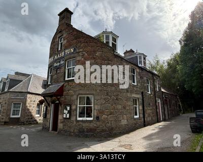 Splendida cittadina scozzese delle Highland di Aberlour a Speyside in Scozia. Antichi edifici in pietra e viste del villaggio. Attrazione turistica scozzese Foto Stock