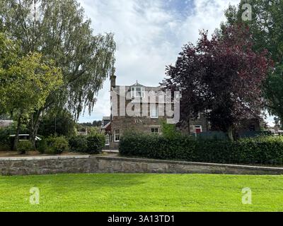 Splendida cittadina scozzese delle Highland di Aberlour a Speyside in Scozia. Antichi edifici in pietra e viste del villaggio. Attrazione turistica scozzese Foto Stock