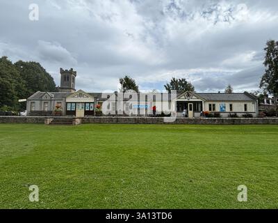 Splendida cittadina scozzese delle Highland di Aberlour a Speyside in Scozia. Antichi edifici in pietra e viste del villaggio. Attrazione turistica scozzese Foto Stock