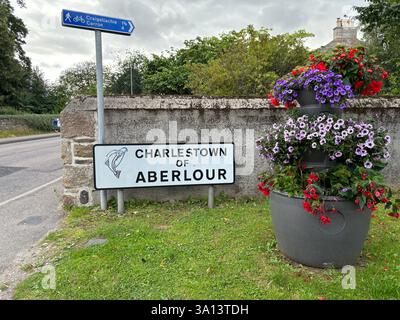 Splendida cittadina scozzese delle Highland di Aberlour a Speyside in Scozia. Antichi edifici in pietra e viste del villaggio. Attrazione turistica scozzese Foto Stock