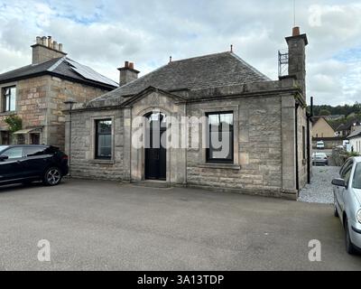 Splendida cittadina scozzese delle Highland di Aberlour a Speyside in Scozia. Antichi edifici in pietra e viste del villaggio. Attrazione turistica scozzese Foto Stock