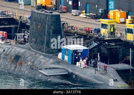 Faslane, Scozia, Regno Unito. 6 marzo 2025. Un sottomarino nucleare di classe Vanguard che si ripone in mare alla base navale di Faslane. La base navale di sua Maestà (HMNB) Clyde a Faslane sulla Gare Loch è sede della flotta britannica di sottomarini nucleari, tra cui la classe Vanguard, che trasporta il deterrente nucleare basato sui missili Trident. Iain Masterton/Alamy Live News Foto Stock