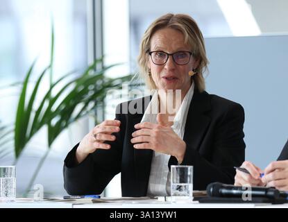 Melanie Kreis, Vorstand Finanzen Deutsche Post AG, Bilanzpressekonferenz, Bonn, 06.03.2025. Deutsche Post DHL Bilanz Foto Stock