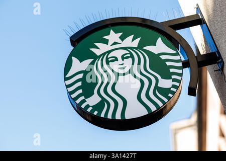 Norimberga, Germania. 6 marzo 2025. Il logo aziendale di Starbucks Corp. Può essere visto in un bar Starbucks della società in franchising nel centro di Norimberga (Baviera) il 6 marzo 2025. L'azienda è un rivenditore e franchisor internazionale statunitense specializzato in prodotti a base di caffè. Crediti: Matthias Balk/dpa/Alamy Live News Foto Stock