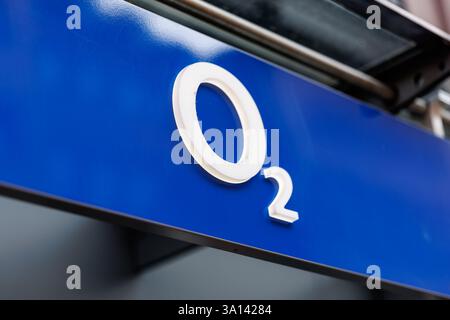 Norimberga, Germania. 6 marzo 2025. Il logo del fornitore di telefonia mobile O2 può essere visto in un negozio nel centro della città di Norimberga (Baviera) il 06.03.2025. O2 è il marchio della società di telecomunicazioni telefonica. Con la rete O2 (rete telefonica), telefonica gestisce la rete di telefonia cellulare più economica in Germania credito: Matthias Balk/dpa/Alamy Live News Foto Stock