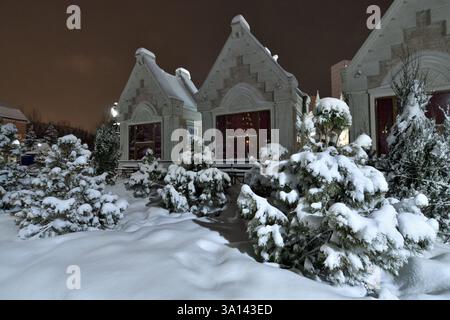 Abeti ricoperti di neve nel paesaggio urbano di Mosca, Russia Foto Stock
