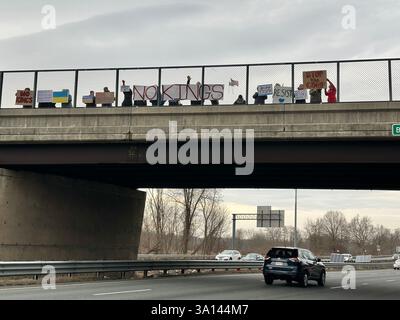 4 marzo 2025. I manifestanti tengono cantate su un cavalcavia dell'autostrada alla dimostrazione pomeridiana di No Kings, Longmeadow, Massachusetts, Stati Uniti, Foto Stock