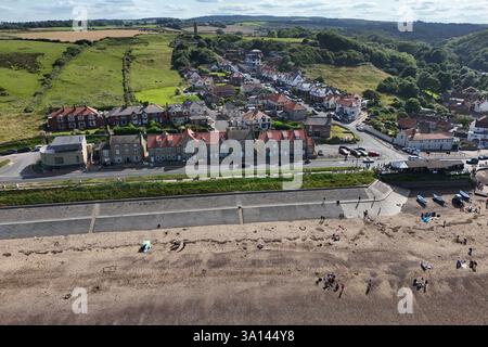 Vista aerea del lungomare di Sandsend, Whitby. Costa del North yorkshire Foto Stock