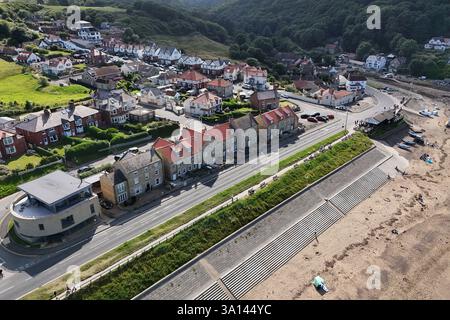 Vista aerea del lungomare di Sandsend, Whitby. Costa del North yorkshire Foto Stock