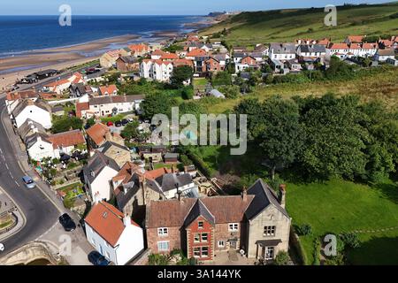 Vista aerea del lungomare di Sandsend, Whitby. Costa del North yorkshire Foto Stock