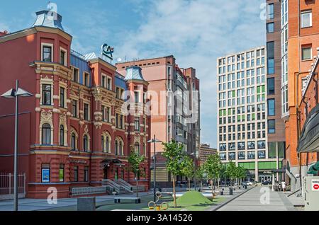 Dnipro, Ucraina - 10 agosto 2021: Parte centrale e commerciale della città, dove si trovano negozi, uffici e banche Foto Stock