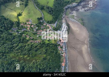 Vista aerea della spiaggia di Sandsend e del lungomare, Whitby. Costa del North yorkshire Foto Stock