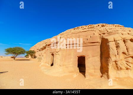 Le tombe in pietra arenaria di Jabal AlBanat che emergono dalle formazioni rocciose del sito archeologico di Hegra ad al-Ula, Arabia Saudita, evidenziano le abilità architettoniche Foto Stock