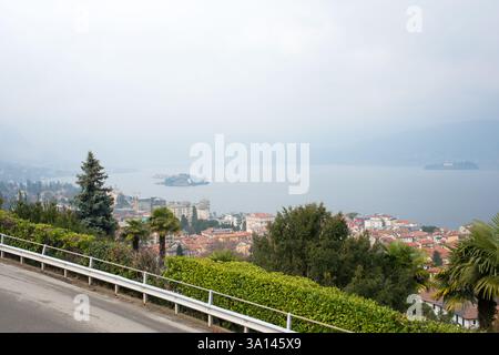 Splendida vista aerea del Lago maggiore tra le montagne, Italia. Isole dell'Isola bella e dell'Isola dei pescatori. Giornata nuvolosa. Le isole devono il suo fam Foto Stock
