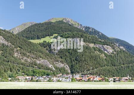 Pfunds vista dalla via Claudia Augusta vicino a un luogo chiamato Meilenstein 64 (Tirol, Austria) Foto Stock