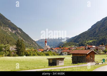 Pfunds (Tirolo, Austria) visto dal lungo sentiero via Claudia Augusta, che segue un'antica strada romana attraverso le Alpi. Foto Stock