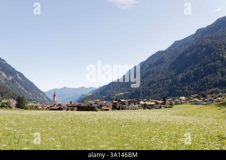 Pfunds (Tirolo, Austria) visto dal lungo sentiero via Claudia Augusta, che segue un'antica strada romana attraverso le Alpi. Foto Stock