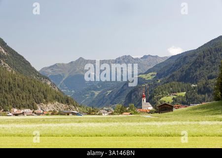 Pfunds (Tirolo, Austria) visto dal lungo sentiero via Claudia Augusta, che segue un'antica strada romana attraverso le Alpi. Foto Stock