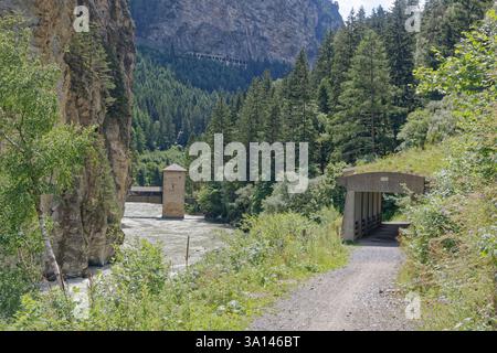 La gola del fiume Inn (Innschlucht) con il vecchio ponte che conduce a Altfinstermünz visto dal sentiero lungo via Claudia Augusta, che Foto Stock