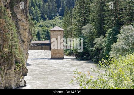 La gola del fiume Inn (Innschlucht) con il vecchio ponte che conduce a Altfinstermünz visto dal sentiero lungo via Claudia Augusta, che Foto Stock