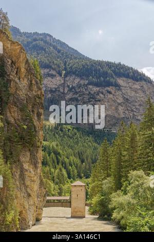 La gola del fiume Inn (Innschlucht) con il vecchio ponte che conduce a Altfinstermünz visto dal sentiero lungo via Claudia Augusta, che Foto Stock