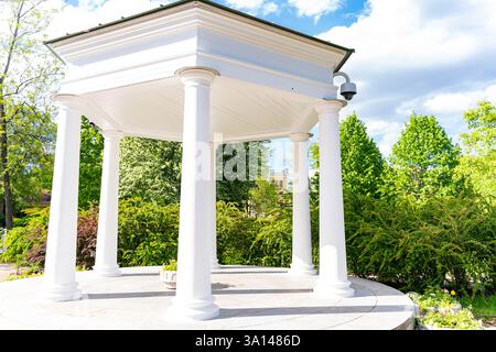 Giardino polacco nella tenuta di Derzhavin. Splendida fioritura primaverile. Gazebo Foto Stock