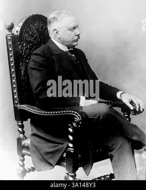 1910 c. , GERMANIA : il politico tedesco Bernhard von Bülow ( 1849 - 1929 ). Conte dal 1899, principe dal 1905. È stato Segretario di Stato e Ministro degli Esteri della Germania . Fu il protagonista della fallita missione di pace tedesca che avrebbe dovuto impedire all'Italia di entrare nella prima guerra mondiale dalla parte della triplice intesa. Foto di Max Hirsch ( 1880 – 1925 ) . - Heinrich Karl Martin von BULOW BUELOW - STORIA - FOTO STORICHE - POLITICO - POLITICA - POLITICA - ritratto - ritratto - baffi - baffi - prima guerra MONDIALE - GRANDE GUERRA - GRANDE GUERRA - LA prima GUERRA MONDIALE -- Archivio GBB Foto Stock
