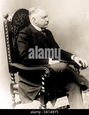 1910 c. , GERMANIA : il politico tedesco Bernhard von Bülow ( 1849 - 1929 ). Conte dal 1899, principe dal 1905. È stato Segretario di Stato e Ministro degli Esteri della Germania . Fu il protagonista della fallita missione di pace tedesca che avrebbe dovuto impedire all'Italia di entrare nella prima guerra mondiale dalla parte della triplice intesa. Foto di Max Hirsch ( 1880 – 1925 ) . - Heinrich Karl Martin von BULOW BUELOW - STORIA - FOTO STORICHE - POLITICO - POLITICA - POLITICA - ritratto - ritratto - baffi - baffi - prima guerra MONDIALE - GRANDE GUERRA - GRANDE GUERRA - LA prima GUERRA MONDIALE -- Archivio GBB Foto Stock