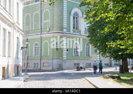 Turisti che esplorano Toompea, Tallinn, Estonia Foto Stock