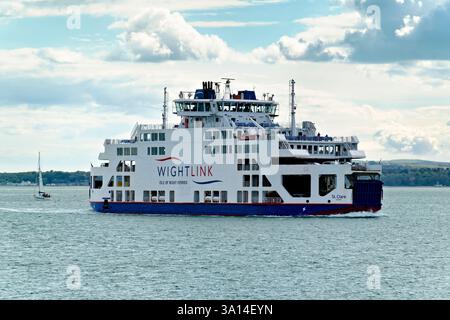 Portsmouth, Hampshire, Inghilterra, Regno Unito - 17 aprile 2024: Il traghetto Wightlink St Clare attraversa il Solent da Fishbourne, Isola di Wight, a Portsmouth, Inghilterra Foto Stock
