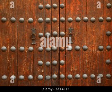 Centro storico Arcos de la Frontera, Cadice, Andalusia, Spagna. Particolare di una tipica porta medievale, in legno e con borchie di ferro. Foto Stock